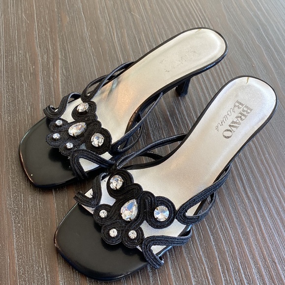 Ladies Browns sandals with rhinestone feature and leather soles. size 8B. - Picture 2 of 8